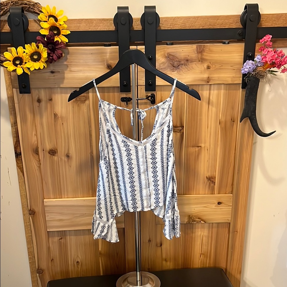 En Creme Blue and White Patterned Crop Top